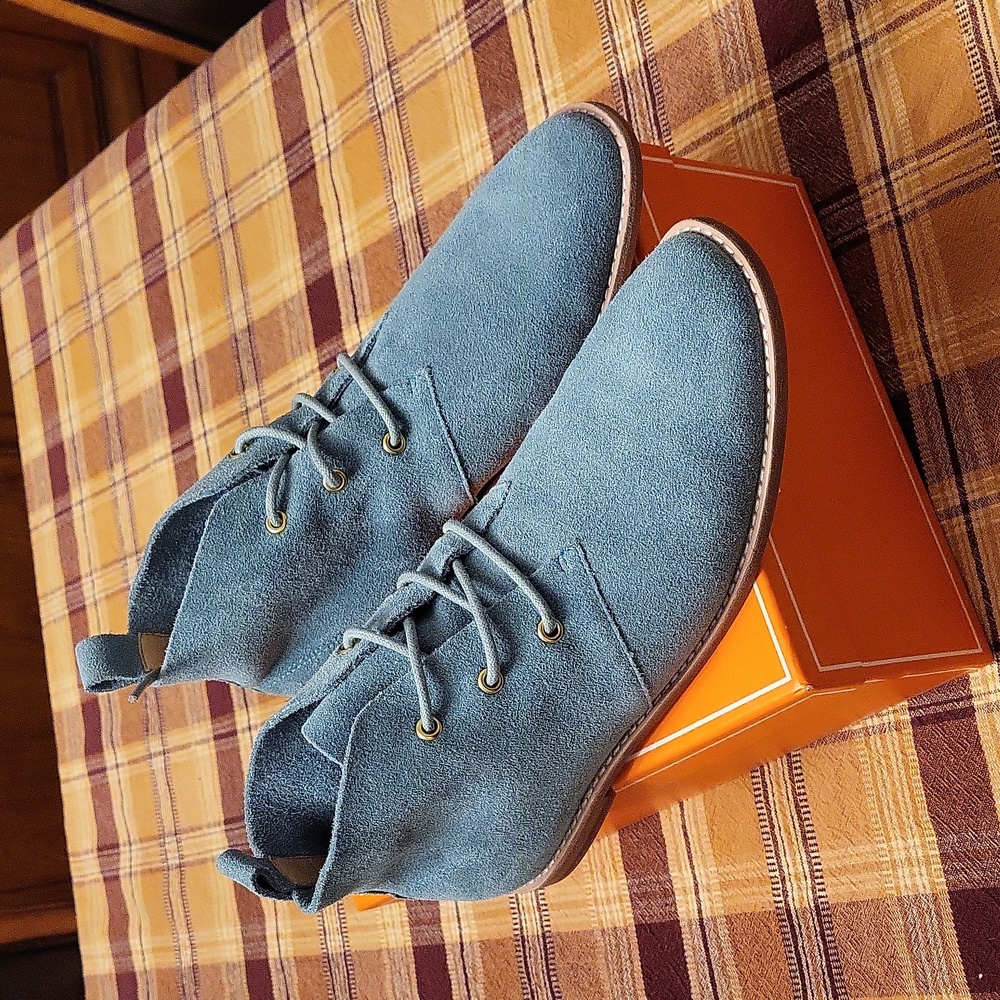 Bill Blass Maggie desert boots Nwt